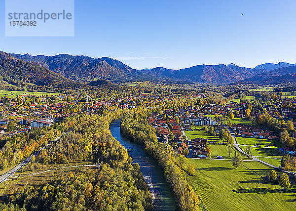 Deutschland  Bayern  Lenggries  Luftaufnahme der Flussuferstadt im Herbst