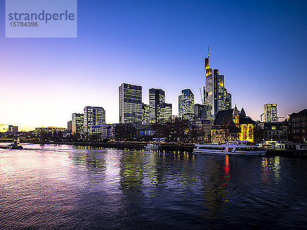 Deutschland  Hessen  Frankfurt  Skyline der Waterfront-Stadt in der Abenddämmerung