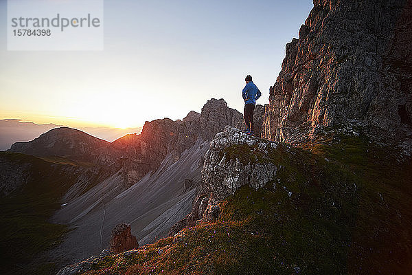Bergläufer bei einer Pause  Sonnenaufgang in der Axamer Lizum  Österreich