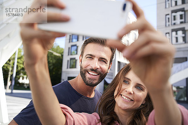 Glückliches Paar  das sich in der Stadt ein Selfie gönnt