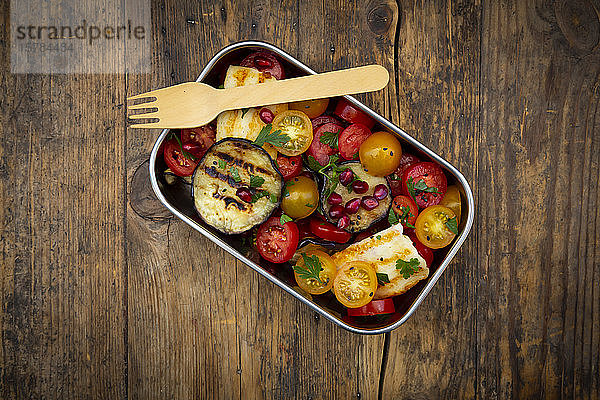 Brotdose mit Tomatensalat mit gegrilltem Gemüse und Halloumi-Käse  Granatapfelkernen  Sumach  schwarzem Sesam und Petersilie