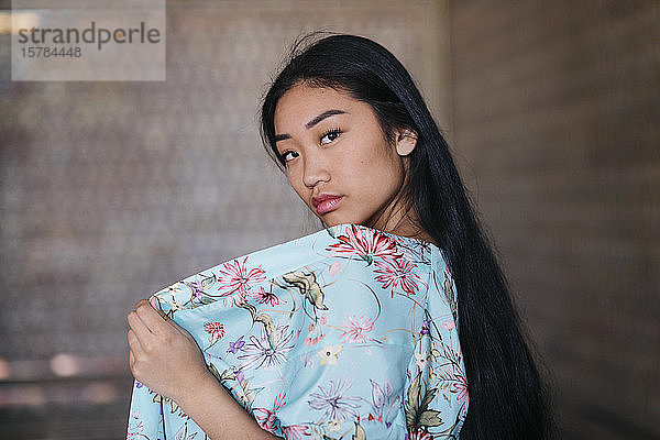 Porträt einer schönen jungen Frau in einem Kimono