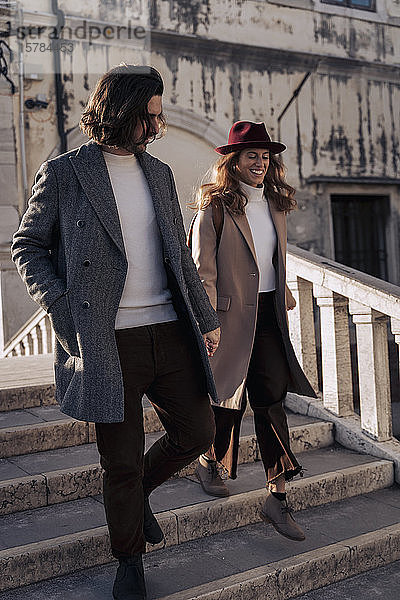 Junges Paar beim Gang über eine Brücke in der Stadt Venedig  Italien