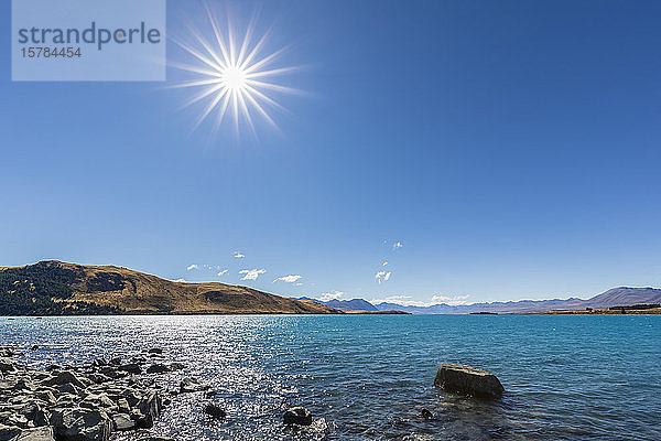 Neuseeland  Ozeanien  Südinsel  Canterbury  Lake Tekapo  Felsen am Seeufer