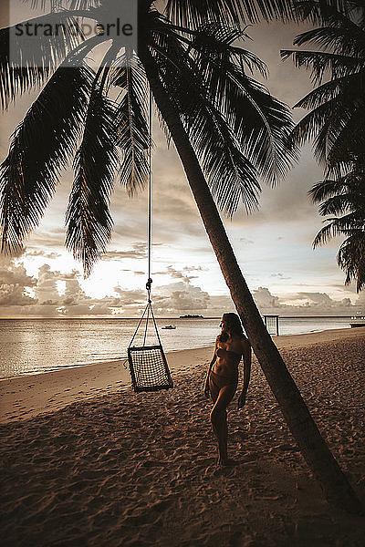 Frau am Strand bei Sonnenuntergang  Insel Maguhdhuvaa  Gaafu-Dhaalu-Atoll  Malediven