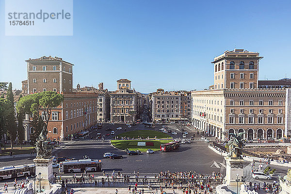 Italien  Rom  klarer Himmel über der Piazza Venezia und dem Palazzo Bonaparte