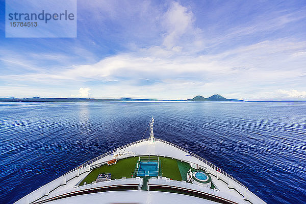 Ozeanien  Papua-Neuguinea  Insel Neubritannien  Blick vom Kreuzfahrtschiff auf die Vulkane Tavurvur und Vulcan