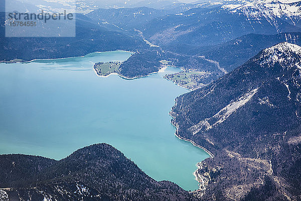 Deutschland  Bayern  Kochel am See  Luftaufnahme des Walchensees und der umliegenden Berge