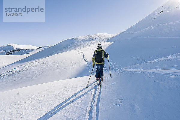 Mann auf Skitour  Graubünden  Schweiz