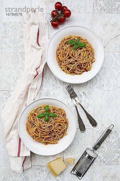Spaghetti-Teller mit Tomatensauce  Parmesankäse und Basilikum