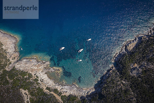 Italien  Provinz Livorno  Elba  Luftaufnahme von Booten  die im blauen Küstenwasser treiben