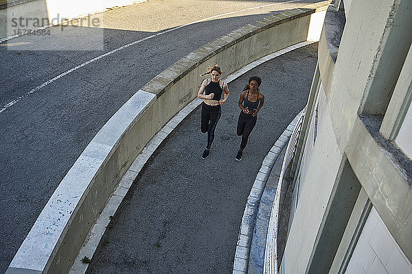 Zwei Sportlerinnen joggen in der Stadt