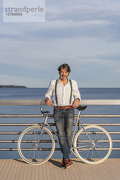 Mann mit Fixie auf einem Steg