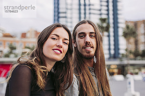 Porträt eines lächelnden jungen Paares in der Stadt