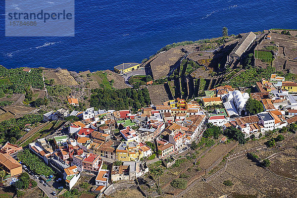Spanien  Kanarische Inseln  Agulo  Luftaufnahme der am Rand der Küstenklippe liegenden Stadt