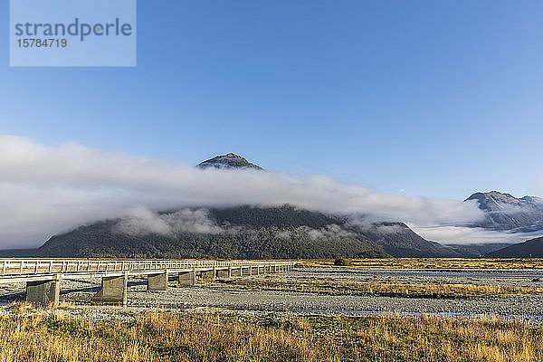 Neuseeland  Dichter Nebel über der Bealey Bridge im Arthurs-Pass-Nationalpark