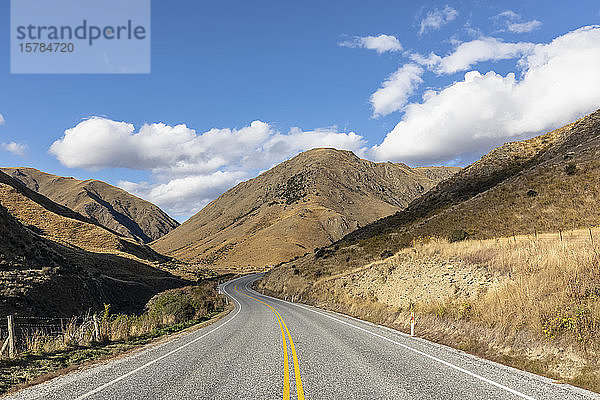 Neuseeland  Wolken über dem leeren State Highway 8 im Lindis Pass