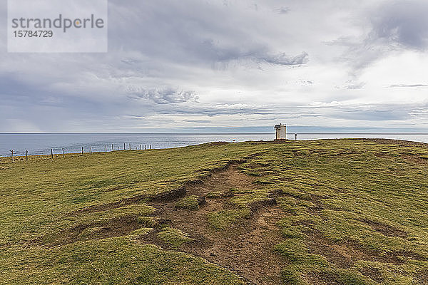 Neuseeland  Ozeanien  Südinsel  Southland  Slope Point  Küste bei bewölktem Himmel