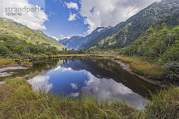 Neuseeland  Westland-Distrikt  Franz Josef  Panoramablick auf den kleinen See am Franz Josef-Gletscher