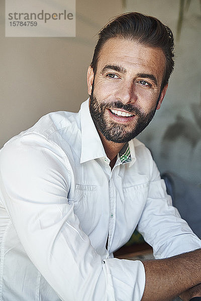 Porträt eines lächelnden Geschäftsmannes mit weißem Hemd