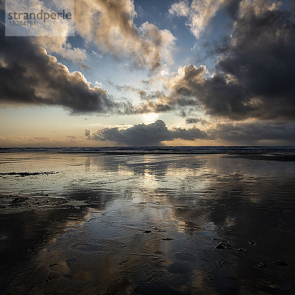 UK  Wales  Pembrokeshire  Süßwasser Weststrand bei dramatischem Sonnenuntergang