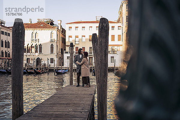 Junges Paar auf einem Steg am Canal Grande in Venedig  Italien