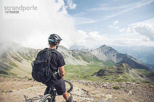 Mountainbiker am Aussichtspunkt auf der Lenzerheide in Graubünden  Schweiz