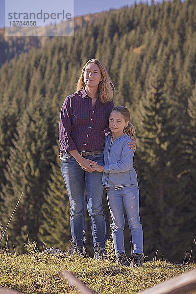 Mutter und Tochter wandern in den Bergen  umarmen sich