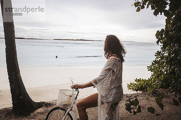 Frau mit Fahrrad am Strand  Insel Maguhdhuvaa  Gaafu-Dhaalu-Atoll  Malediven