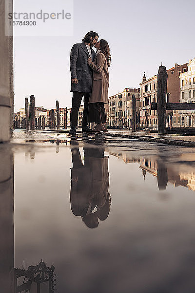 Zärtliches junges Paar küsst sich in der Stadt Venedig  Italien