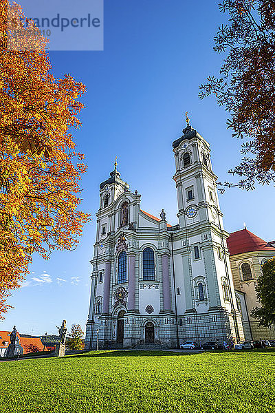 Deutschland  Bayern  Ottembura  Fassade des Klosters Ottobeuren im Herbst