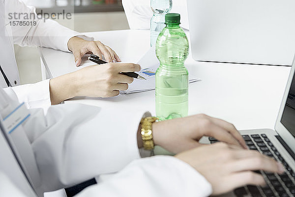 Nahaufnahme eines Arztes mit einem Laptop während einer Sitzung