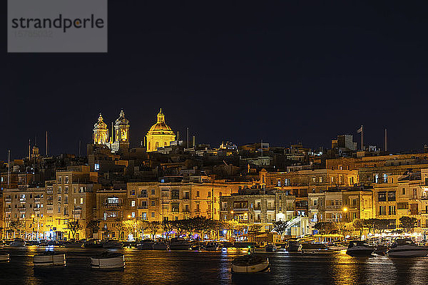 Malta  Senglea  Küstenstadt bei Nacht