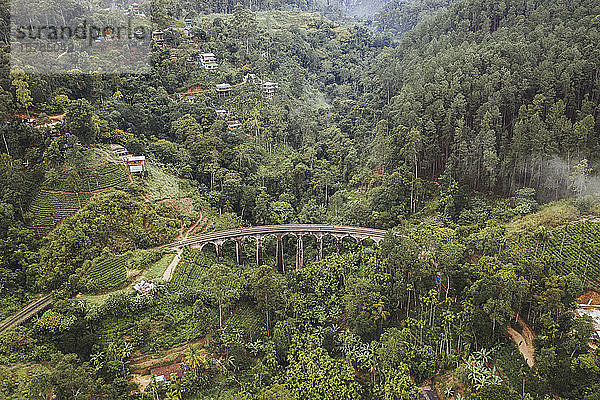 Sri Lanka  Provinz Uva  Demodara  Luftaufnahme der Nine Arch Bridge und der Stadt in einem grünen  bewaldeten Tal