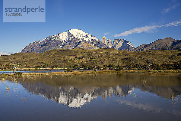 Chile  Provinz Ultima Esperanza  Torres del Paine spiegelt sich im Alpensee
