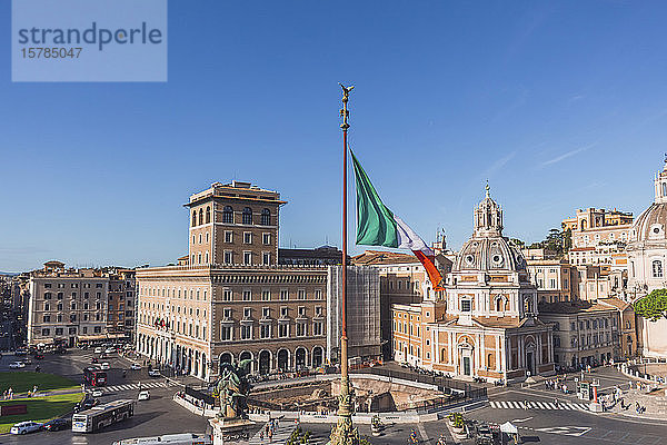 Italien  Rom  Italienische Flagge weht gegen Palazzo Bonaparte und Santa Maria di Loreto