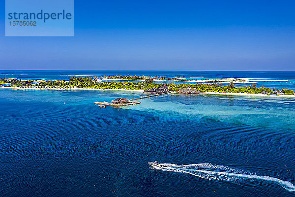 Malediven  Luftaufnahme eines Motorbootes vor dem Touristenzentrum der Insel Olhuveli