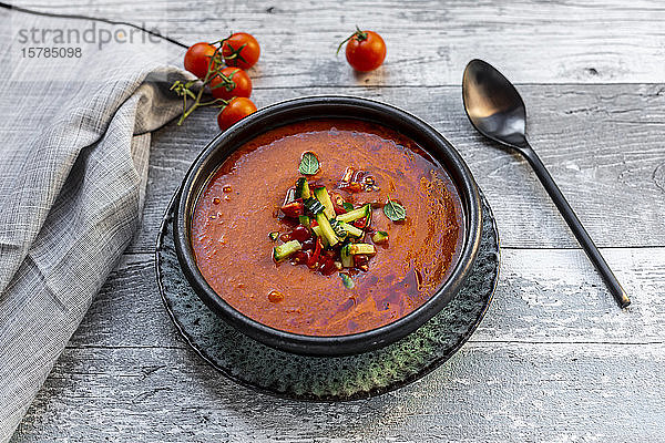 Gazpacho - kalte Tomatensuppe mit Gurkengarnitur