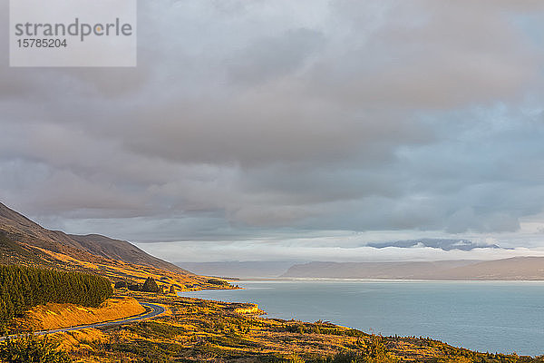 Neuseeland  Wolken über dem neuseeländischen State Highway 80  der sich entlang des Ufers des Pukaki-Sees erstreckt