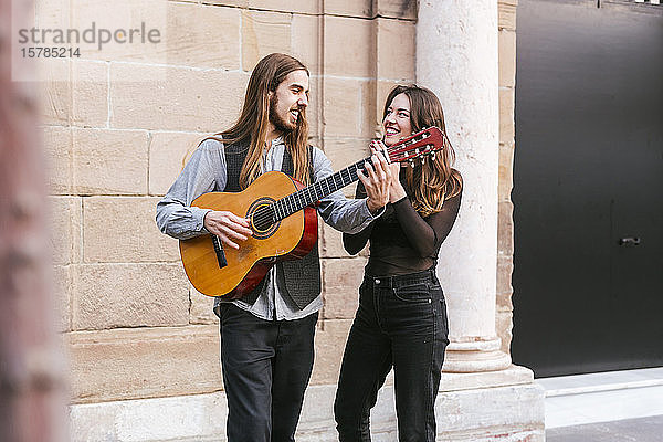 Porträt von zwei glücklichen jungen Musikern in der Stadt