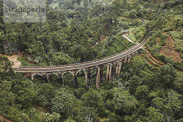 Sri Lanka  Provinz Uva  Demodara  Luftaufnahme der Neun-Bogen-Brücke über ein grünes  bewaldetes Tal