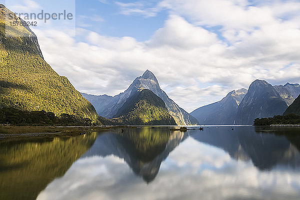 Neuseeland  Landschaftliche Ansicht von Wolken und Bergen  die sich auf der glänzenden Oberfläche des Milford Sound spiegeln