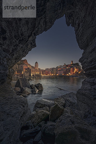 Italien  Cinque Terre  Vernazza in der Abenddämmerung von der Felsküste aus gesehen