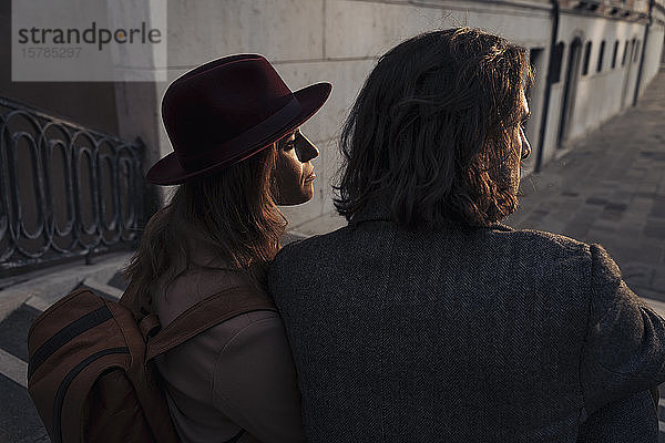 Rückansicht eines jungen Paares auf einer Brücke in der Stadt Venedig  Italien