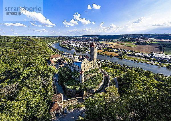 Deutschland  Baden-Württemberg  Neckarzimmern  Luftaufnahme von Schloss Hornberg im Sommer