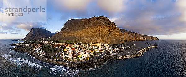 Spanien  Kanarische Inseln  La Gomera  Fischereihafen  Stadt und Berg Tequergenche