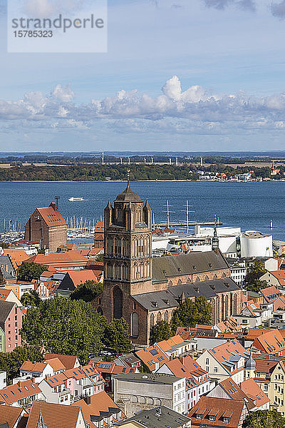 Deutschland  Mecklenburg-Vorpommern  Stralsund  St. Jakobskirche und umliegende Altstadthäuser