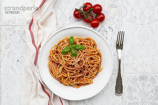 Spaghettiteller mit Tomatensauce  Parmesankäse und Basilikum