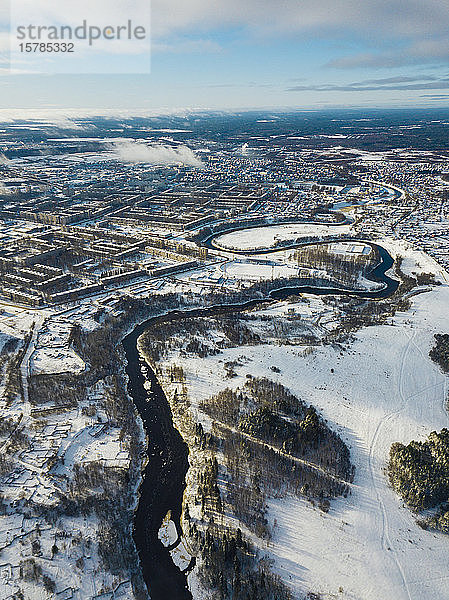Russland  Gebiet Leningrad  Tichvin  Luftaufnahme des Flusses Tichvinka und der Stadt im Winter