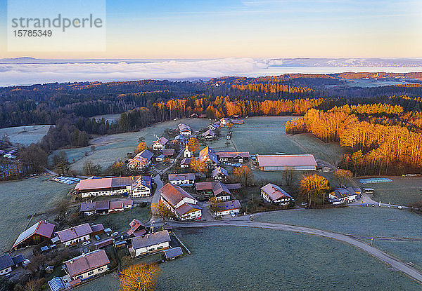 Deutschland  Bayern  Eurasburg  Luftaufnahme eines ländlichen Dorfes in der Winterdämmerung